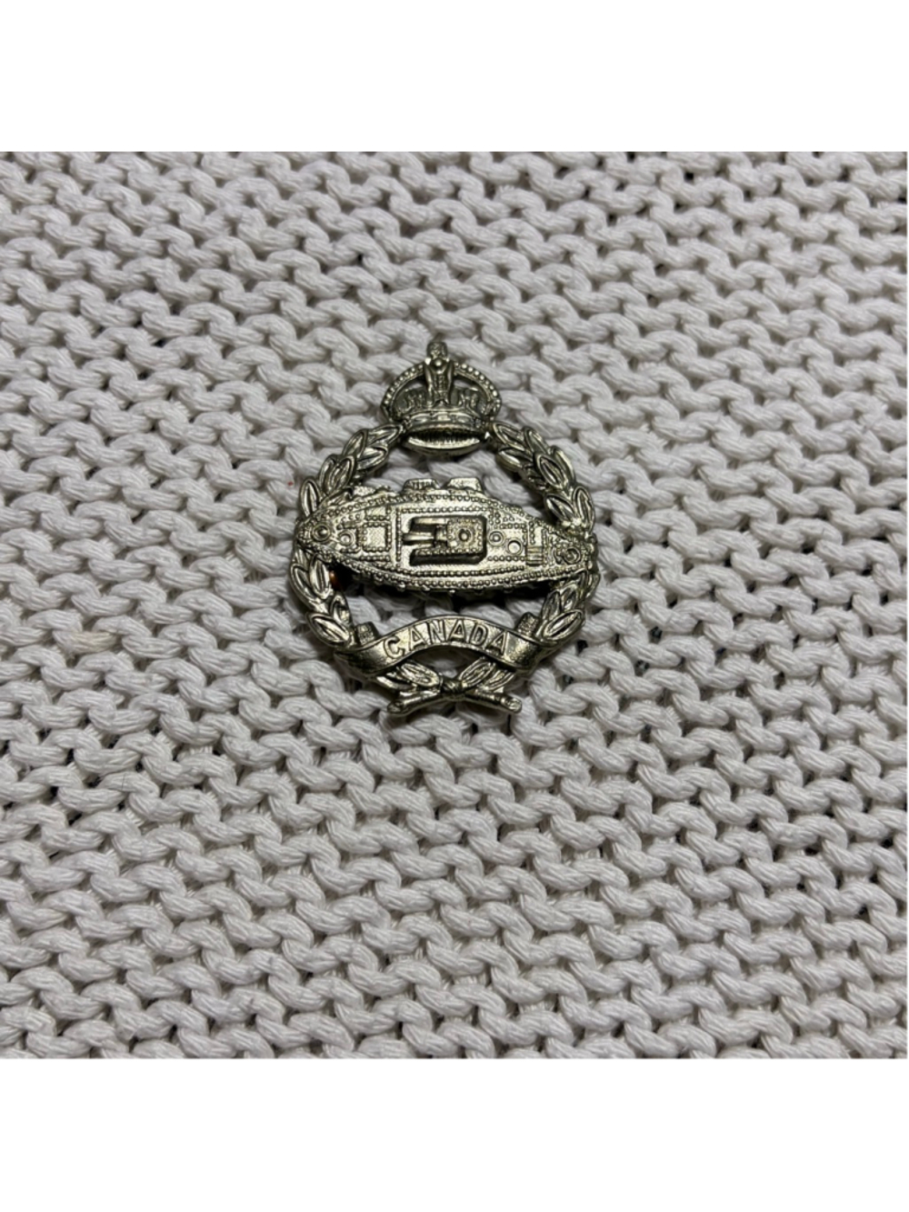 WW2 Canadian Armoured Fighting Vehicles Training Centre Cap Badge